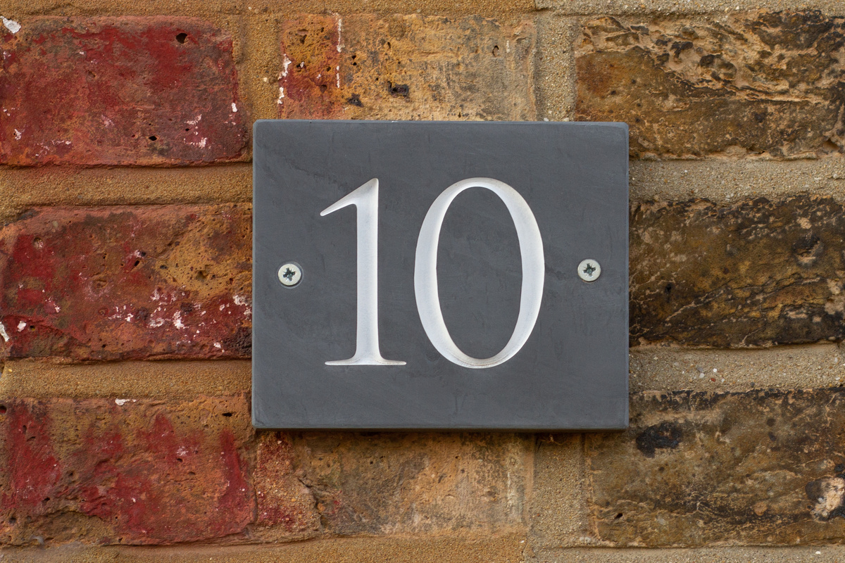 Número 10 pregado em parede de tijolo
