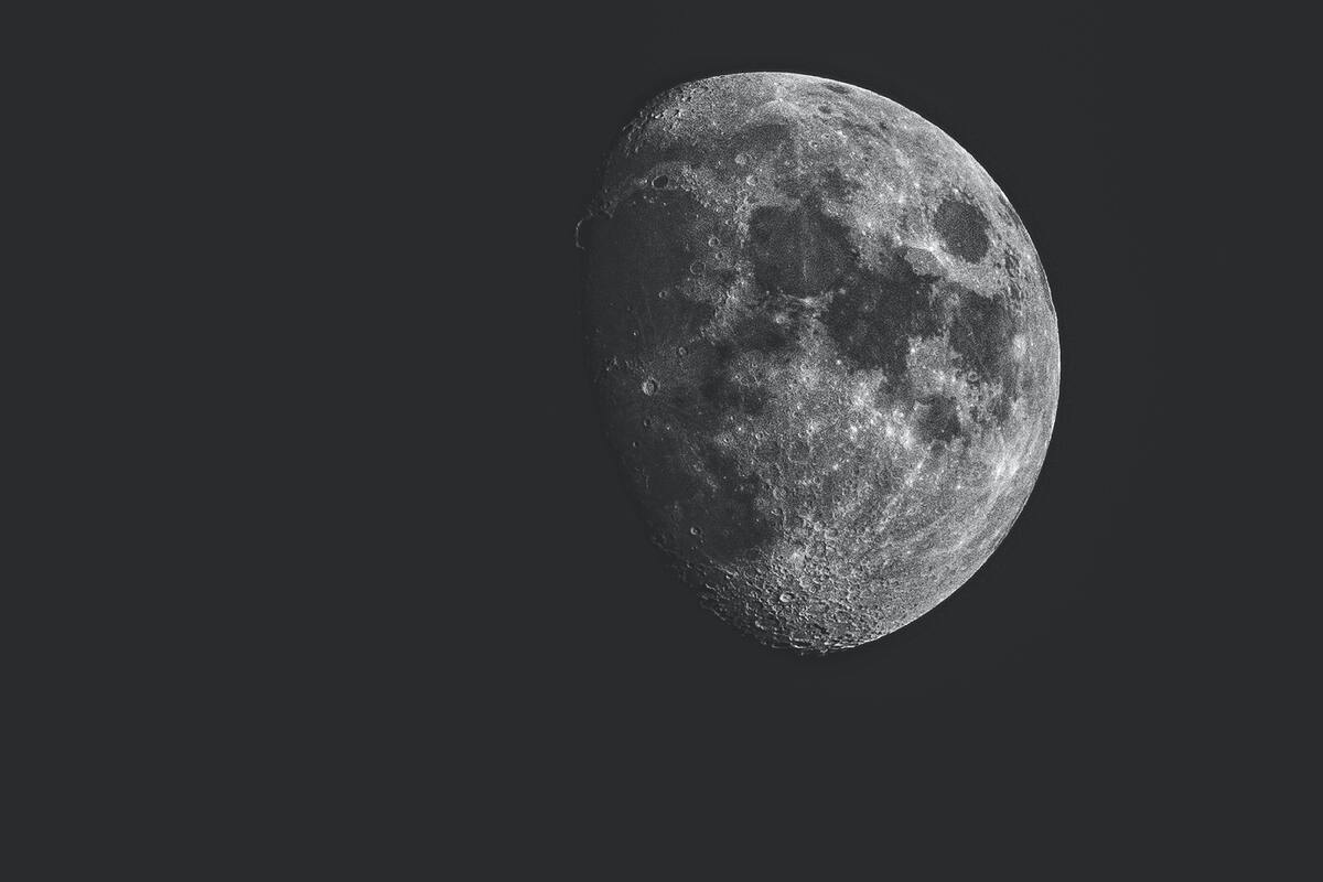 Lua cheia parcialmente iluminada.