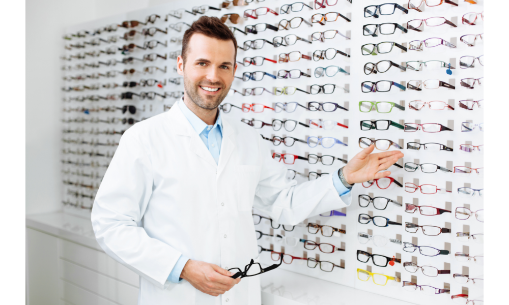 Oculista mostrando óculos em uma loja.