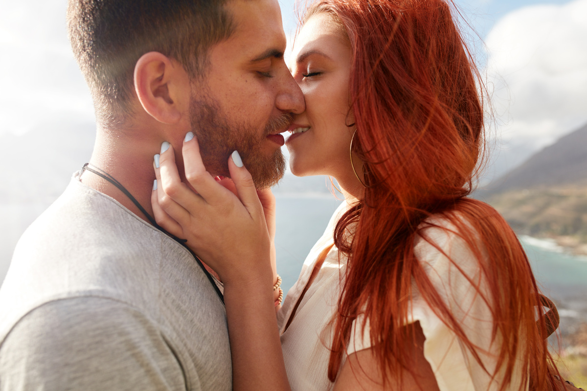 Um homem e uma mulher se beijando