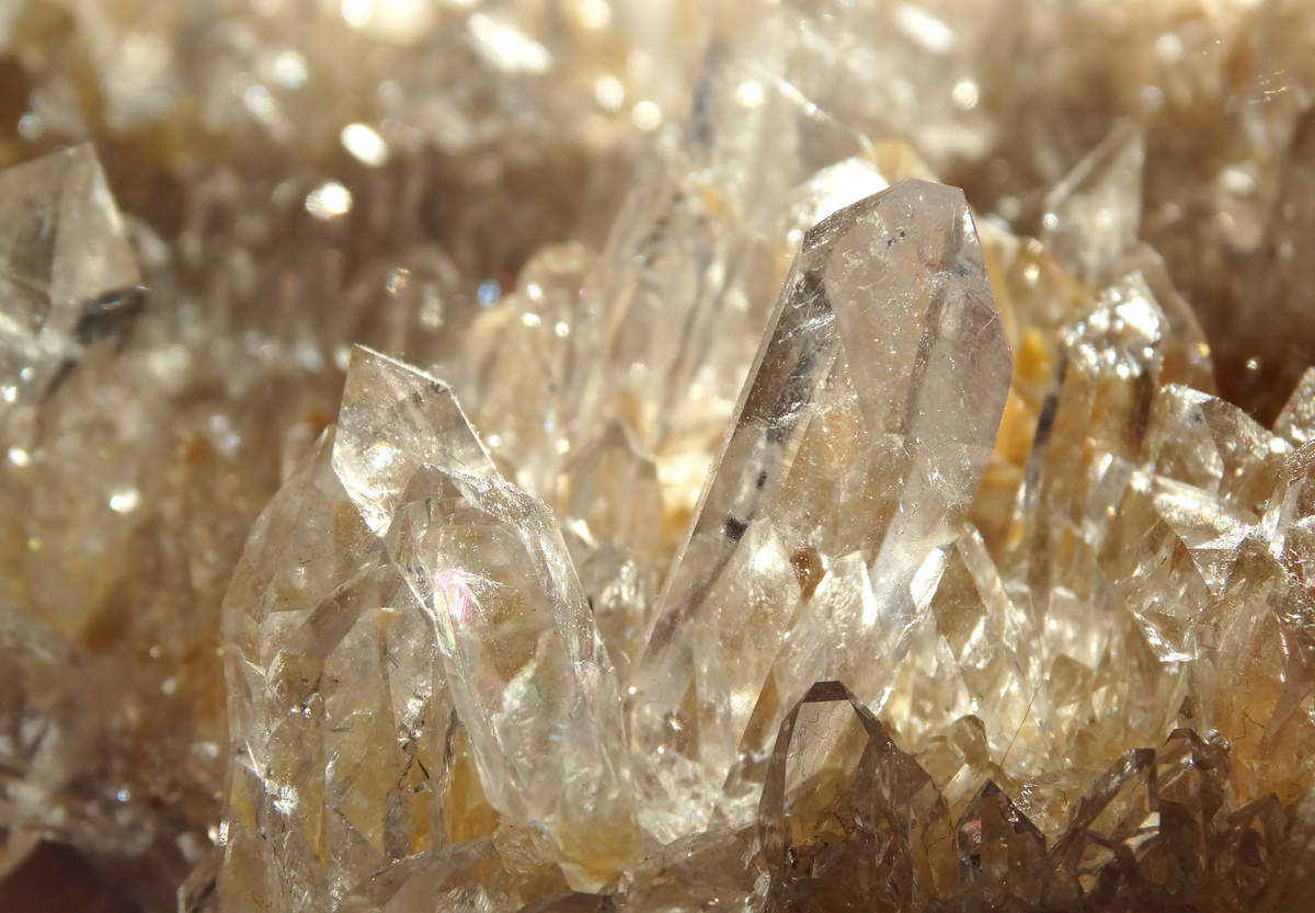 Diversos cristais transparentes.