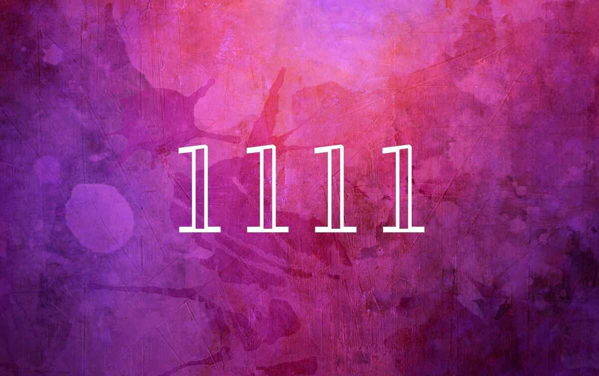 Número 1111 em fundo rosa.
