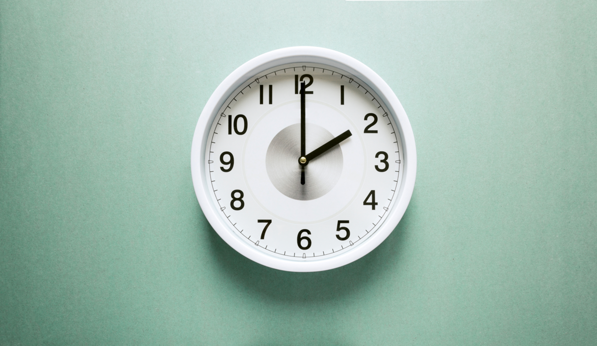 Relógio em parede verde marcando 02:00