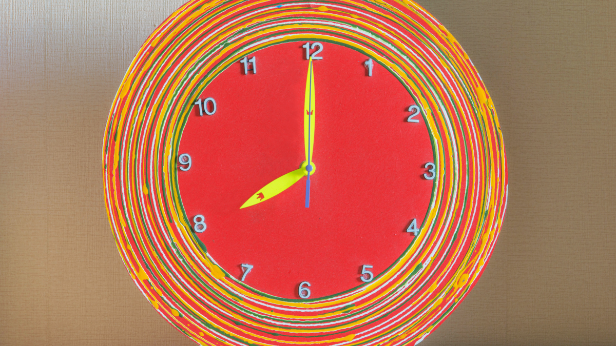 Relógio colorido marcando 08:00
