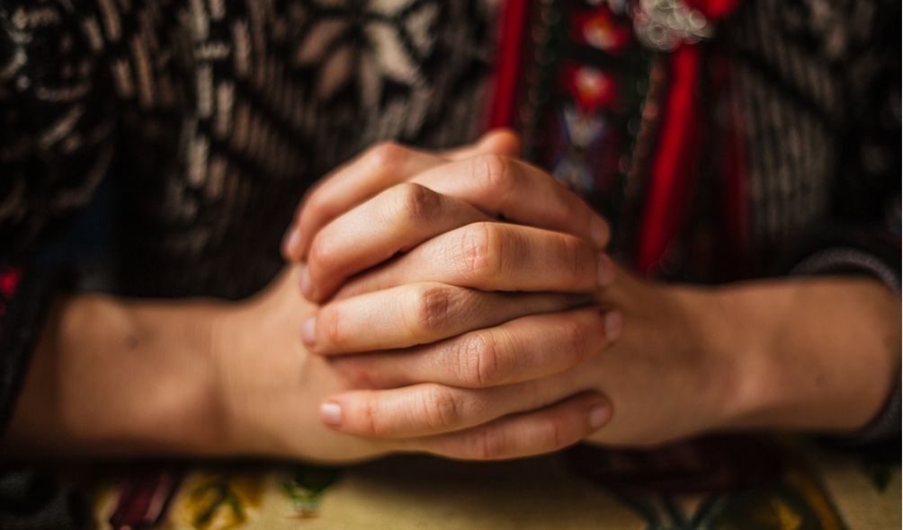 Mãos em forma de oração