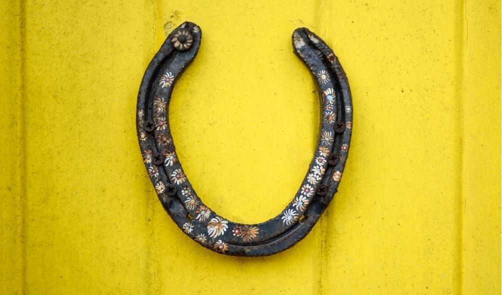 Imagem de uma ferradura em fundo amarelo