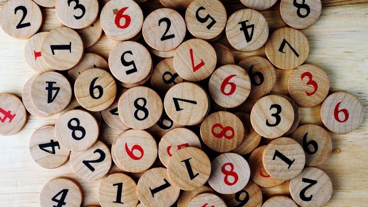 Vários números em madeira.