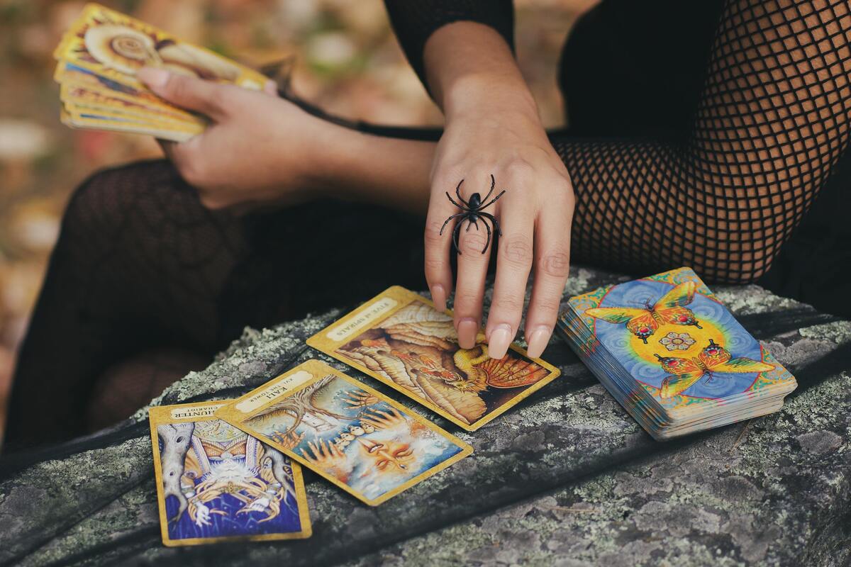 Mulher pegando cartas de tarot.