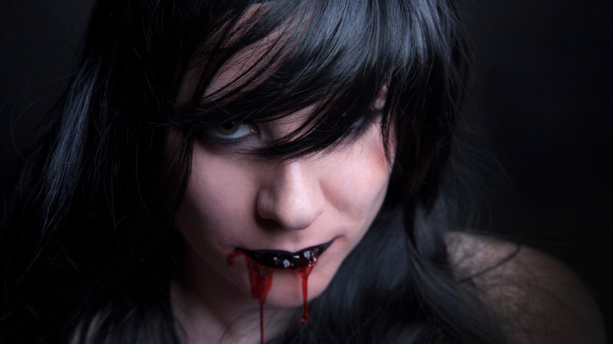 Uma mulher com boca sangrando. 