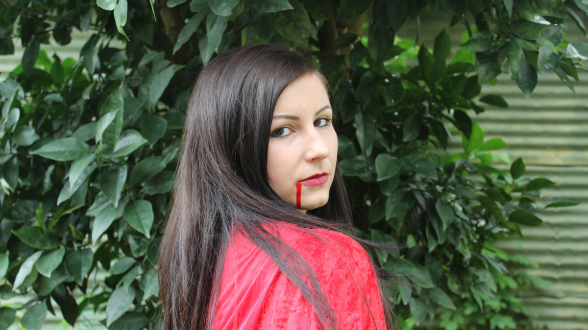 Uma mulher com boca sangrando. 