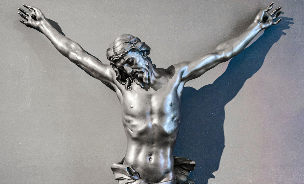 Imagem de Jesus crucificado em metal.